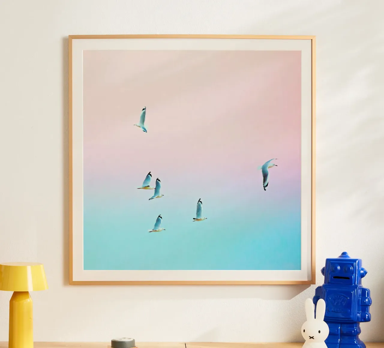 Pastgulls poster con telaio in alluminio da Charlotte Curd