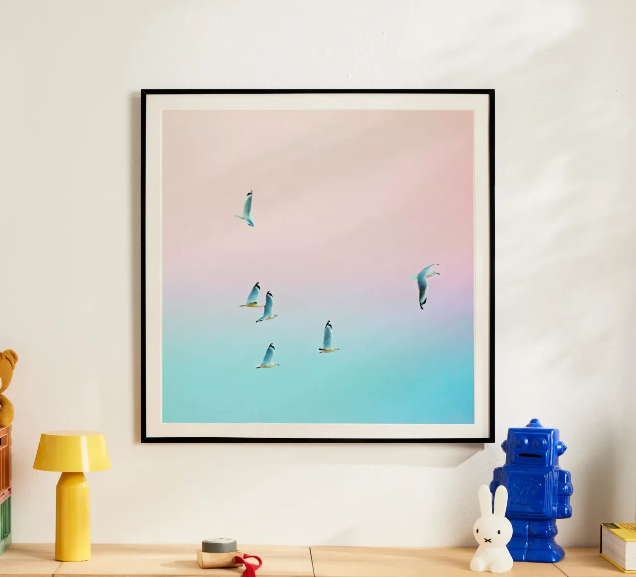 Pastgulls poster con telaio in alluminio da Charlotte Curd