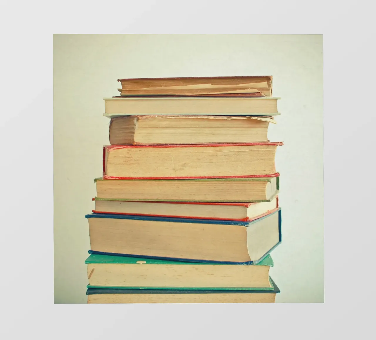 Pila di libri telo in pvc da Cassia Beck Photography