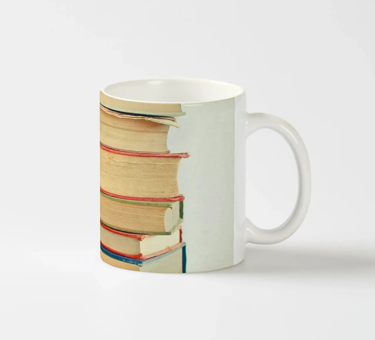 Pila di libri tazza in ceramica da Cassia Beck Photography