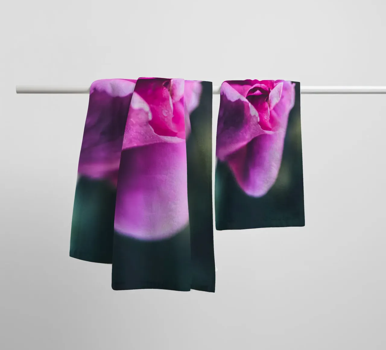 Pink Rose asciugamano da bagno da Flo Klein