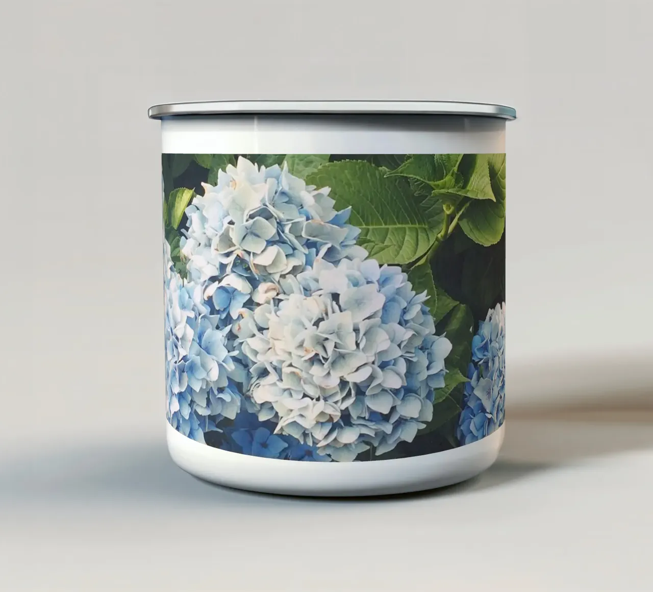 Ortensia blu tazza in smalto da Cassia Beck Photography
