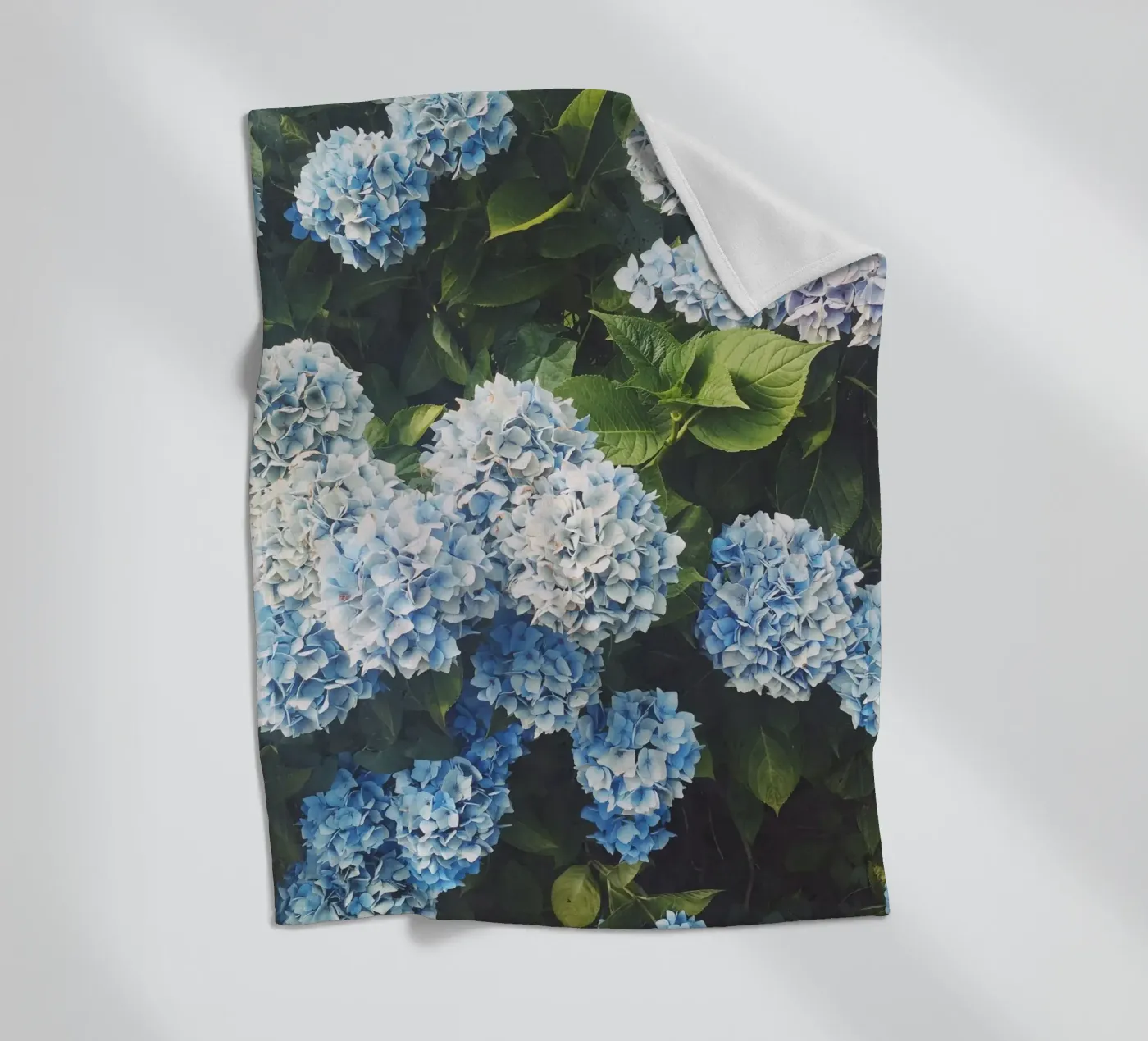 Blue Hydrangea fleecedeken van Cassia Beck Photography