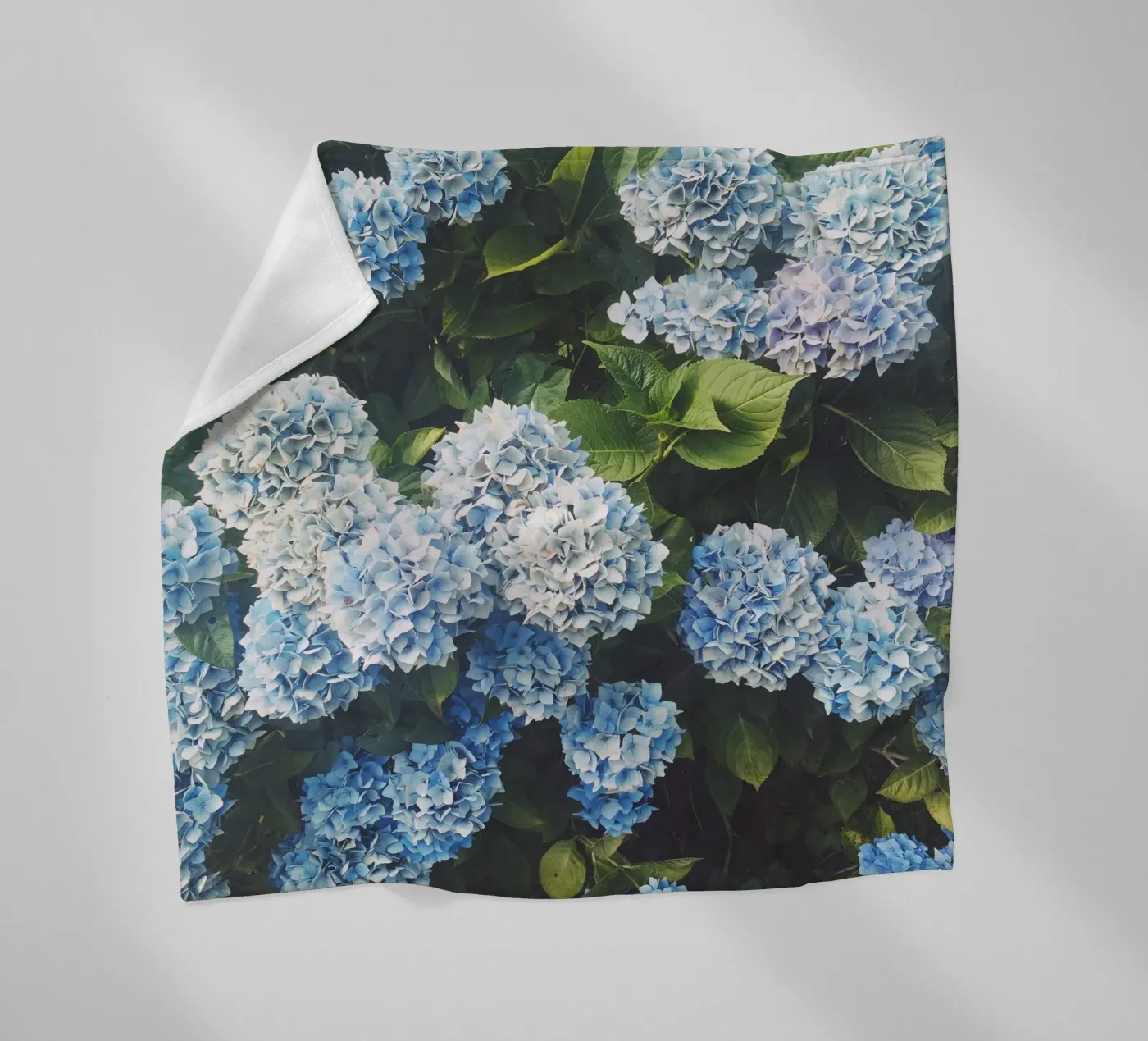 Blue Hydrangea fleecedeken van Cassia Beck Photography