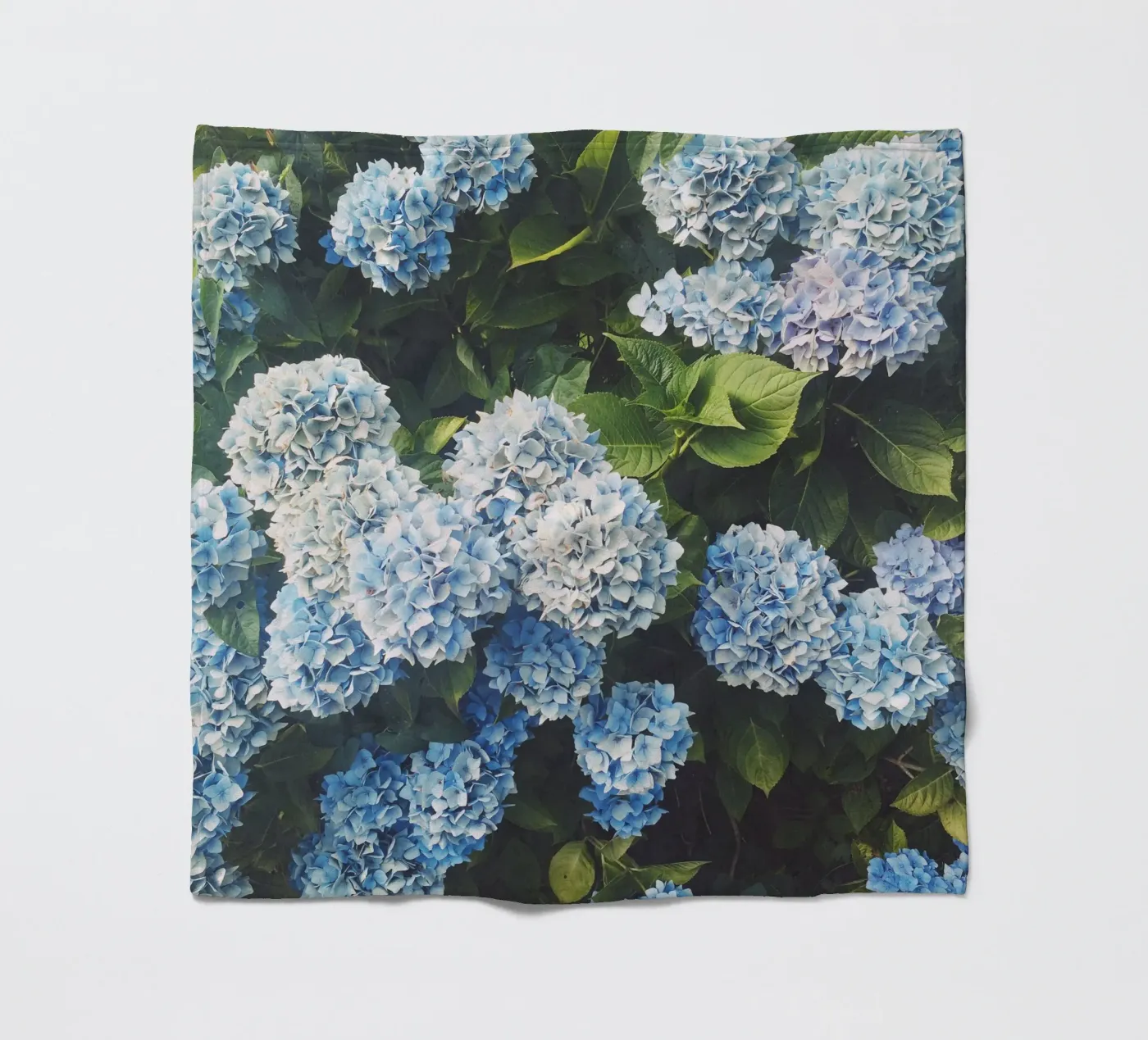Blue Hydrangea fleecedeken van Cassia Beck Photography