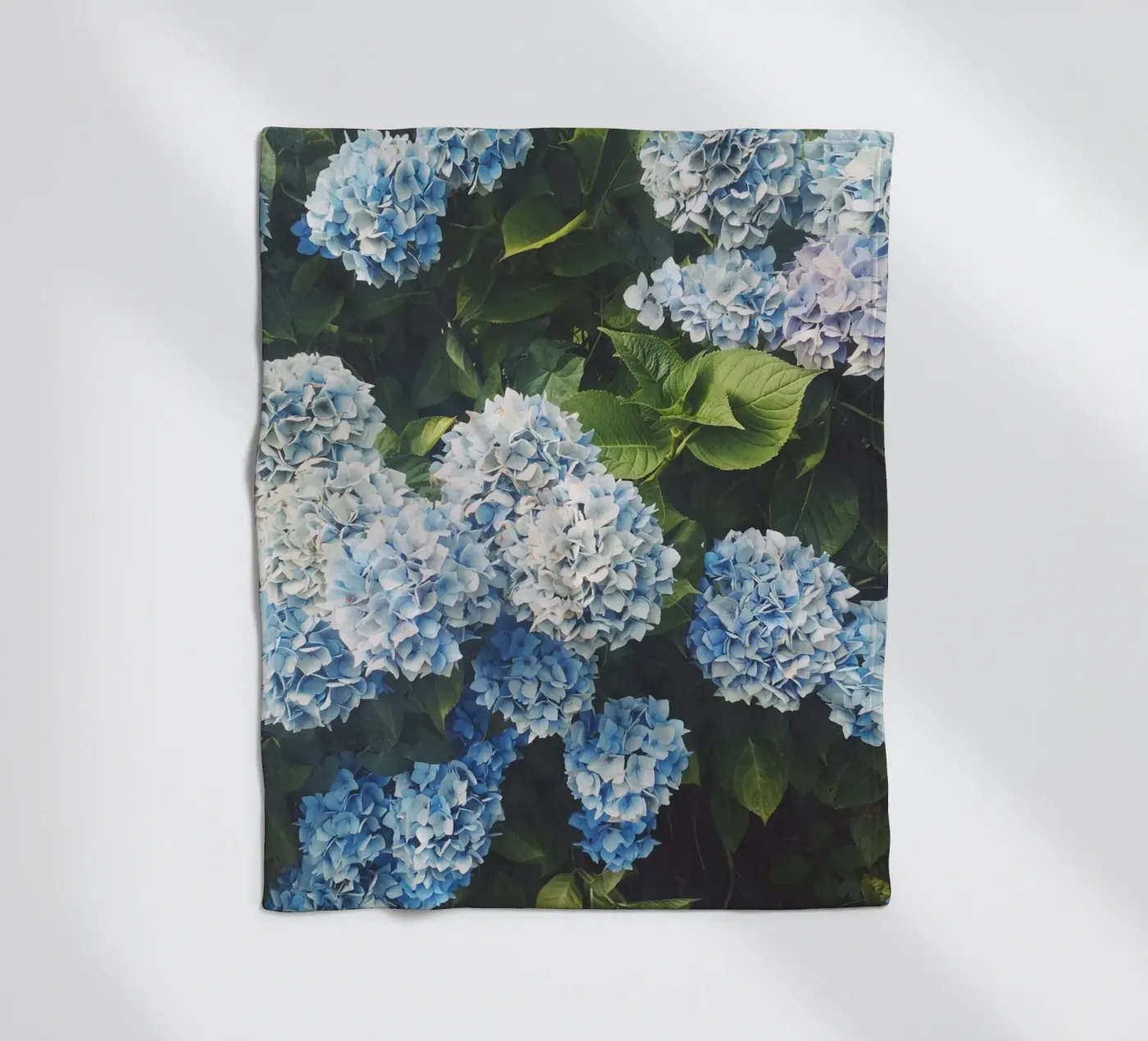 Blue Hydrangea fleecedeken van Cassia Beck Photography