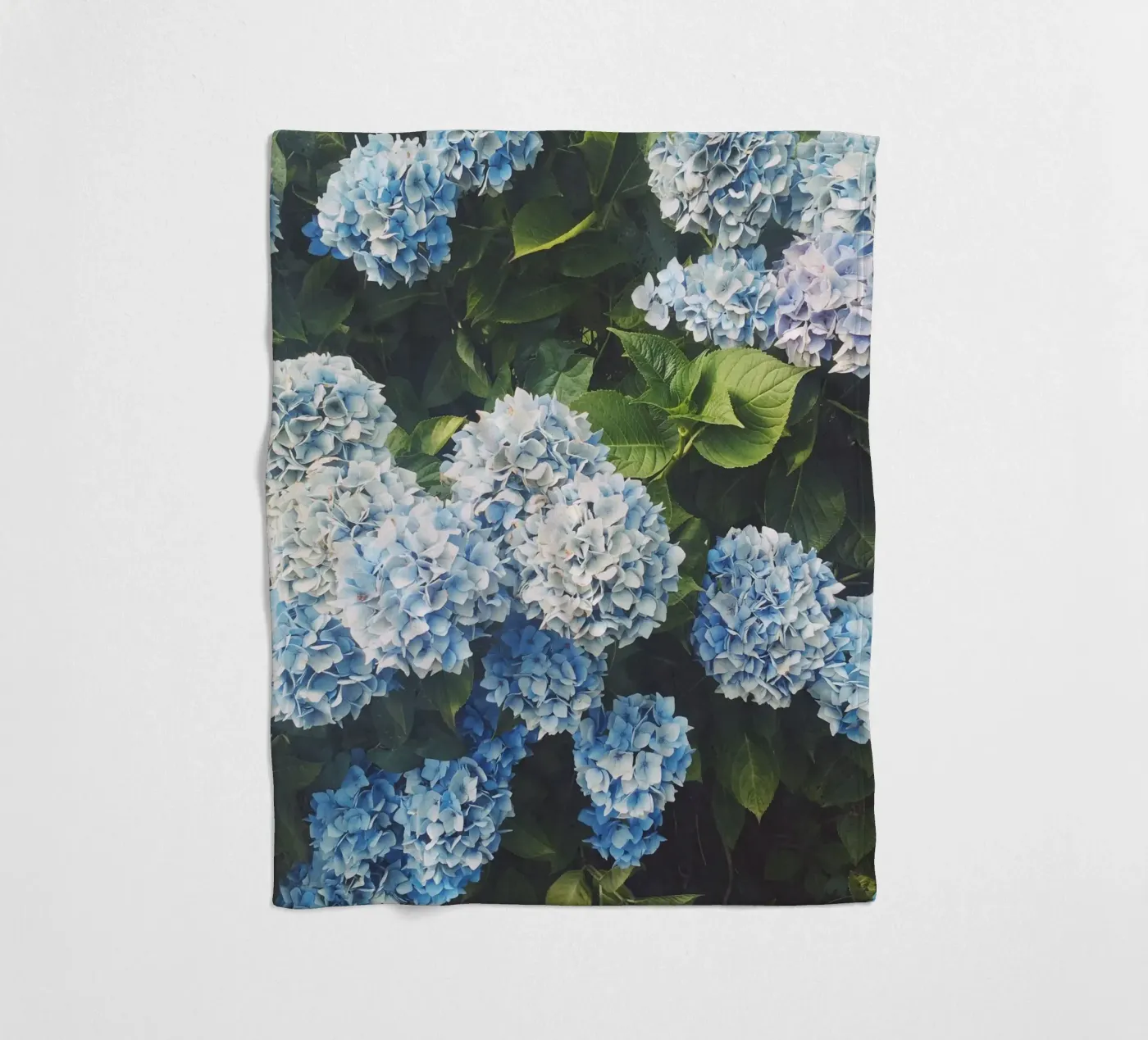 Blue Hydrangea fleecedeken van Cassia Beck Photography