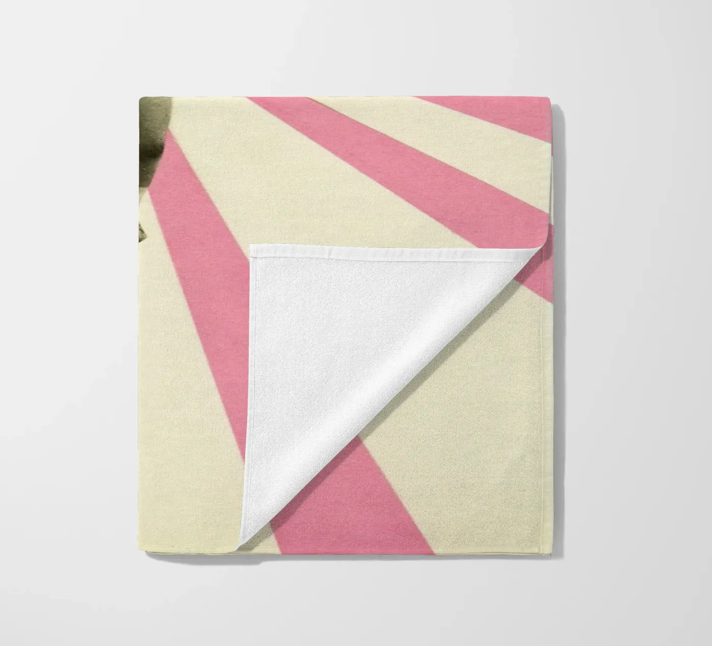 Play strandhanddoek van Cassia Beck Collage