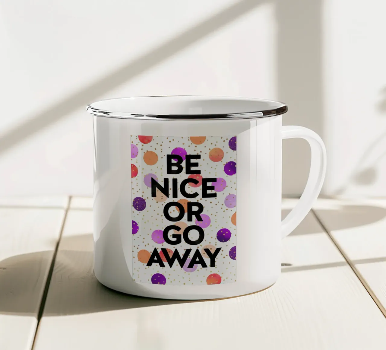 Be Nice or Go Away tazza in smalto da Elisabeth Fredriksson