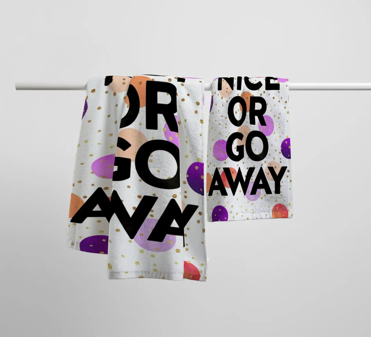 Be Nice or Go Away asciugamano da bagno da Elisabeth Fredriksson