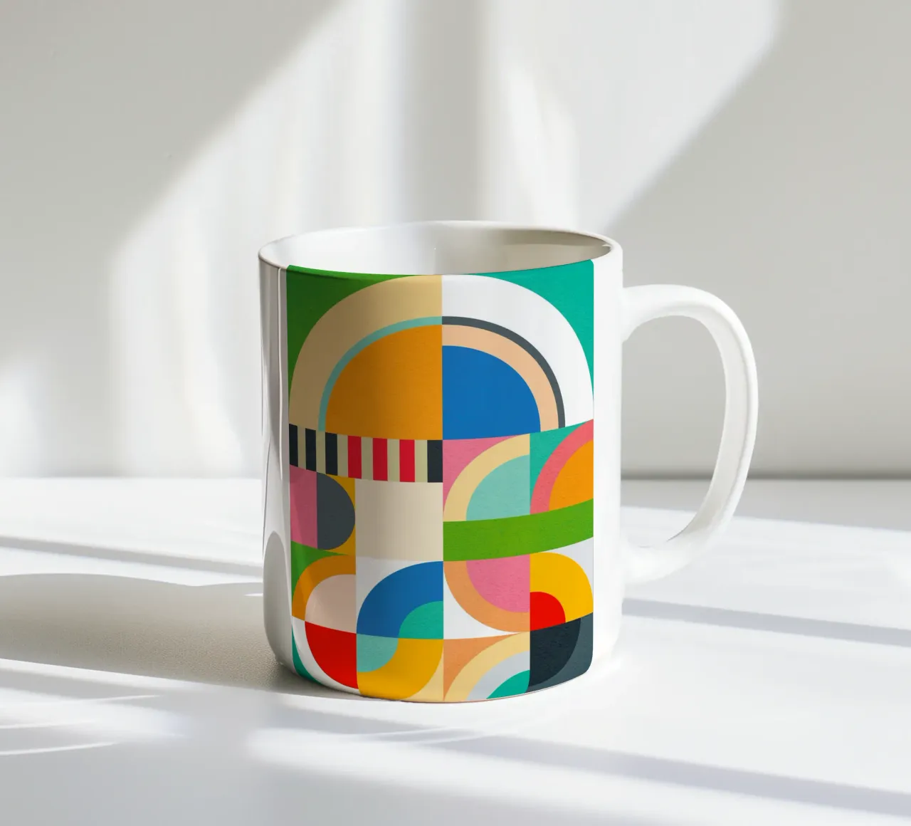 Geometria Bauhaus vivace e giocosa tazza in ceramica da Dominique Vari Abstract