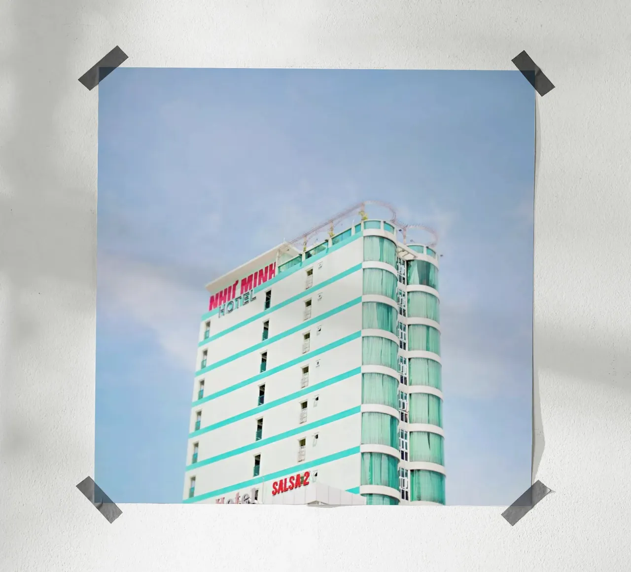 Danang poster con telaio in legno da Charlotte Curd