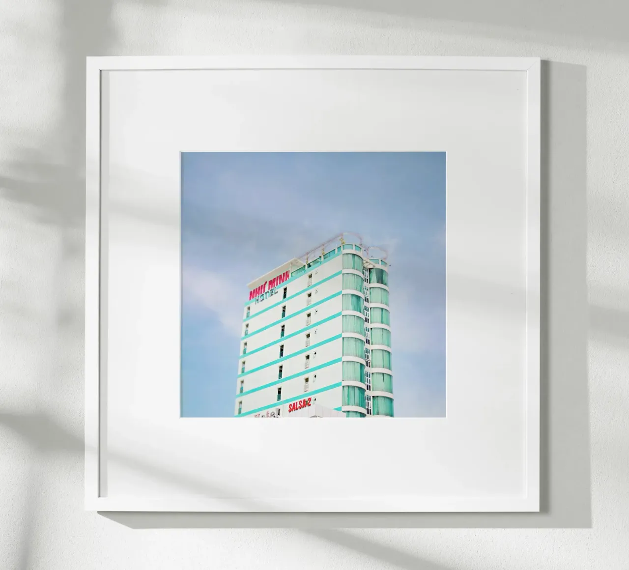 Danang poster con telaio in legno da Charlotte Curd