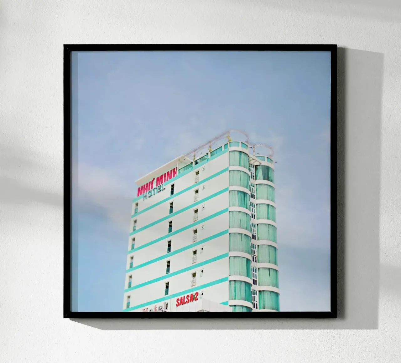 Danang poster con telaio in legno da Charlotte Curd