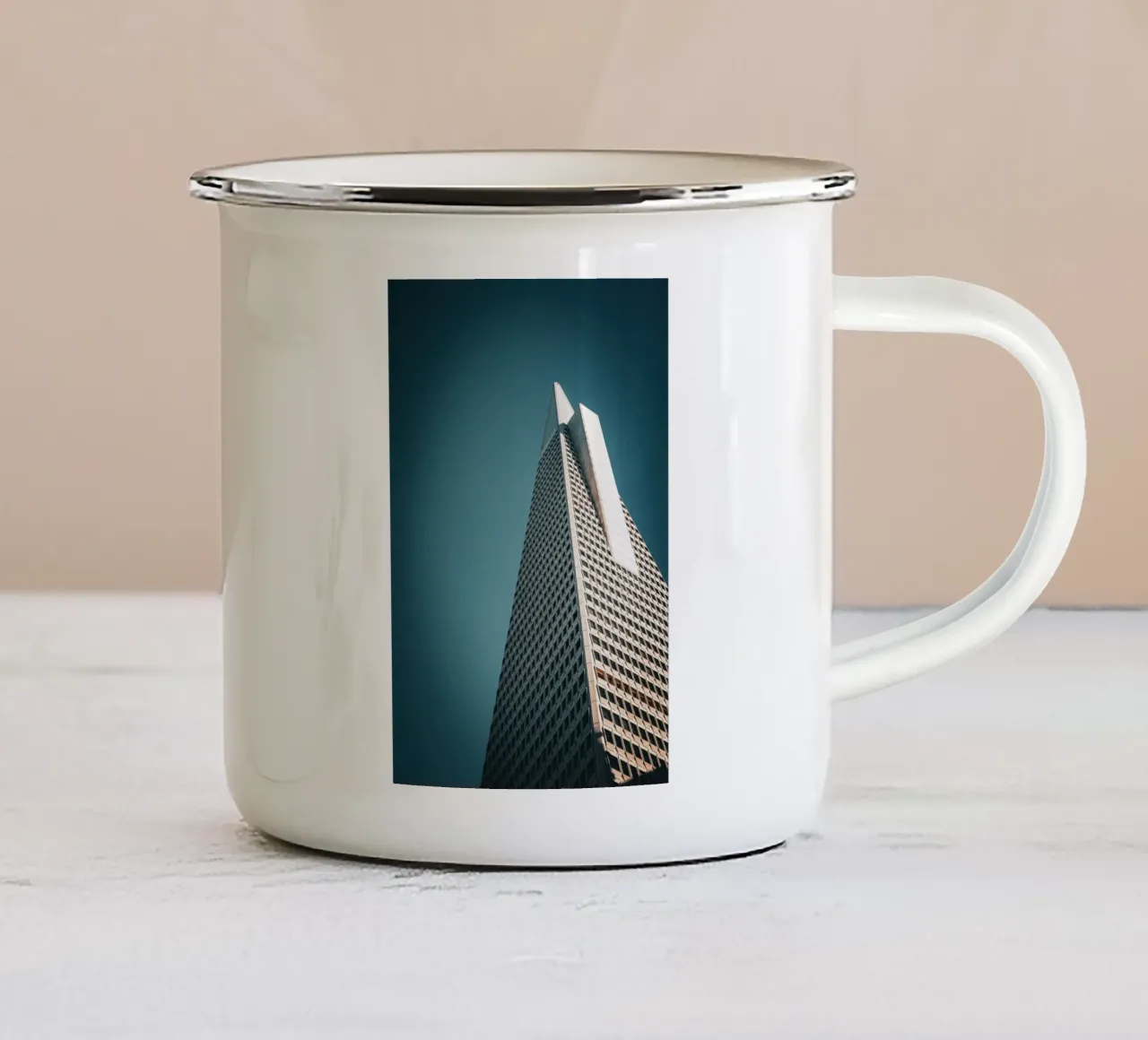 Skyscraper tazza in smalto da Flo Klein