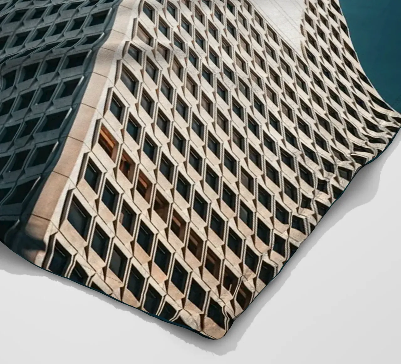 Skyscraper coperta in pile da Flo Klein