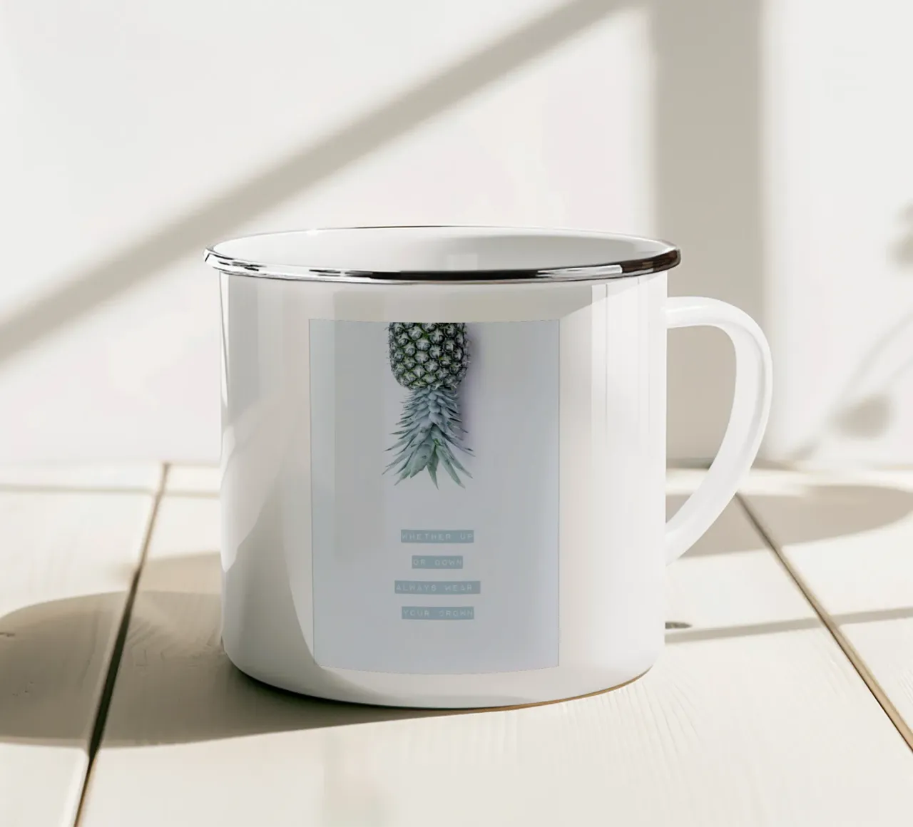 Pineapple Crown tazza in smalto da Ingrid Beddoes