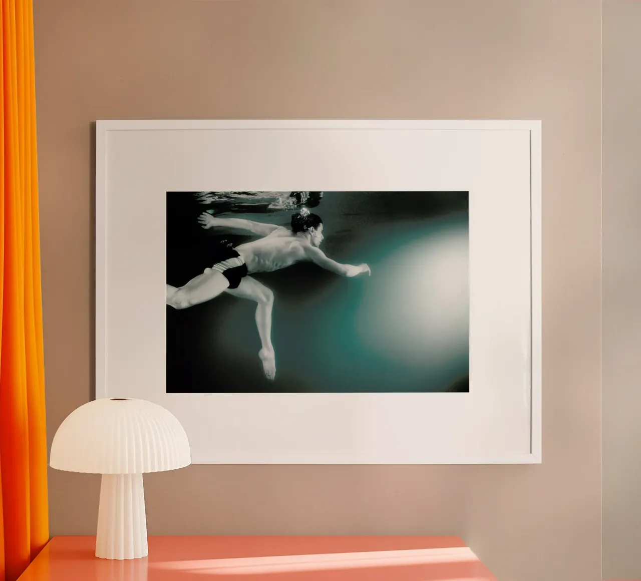 Dance, Dance, Dance 5 poster con telaio in alluminio da Günther Egger