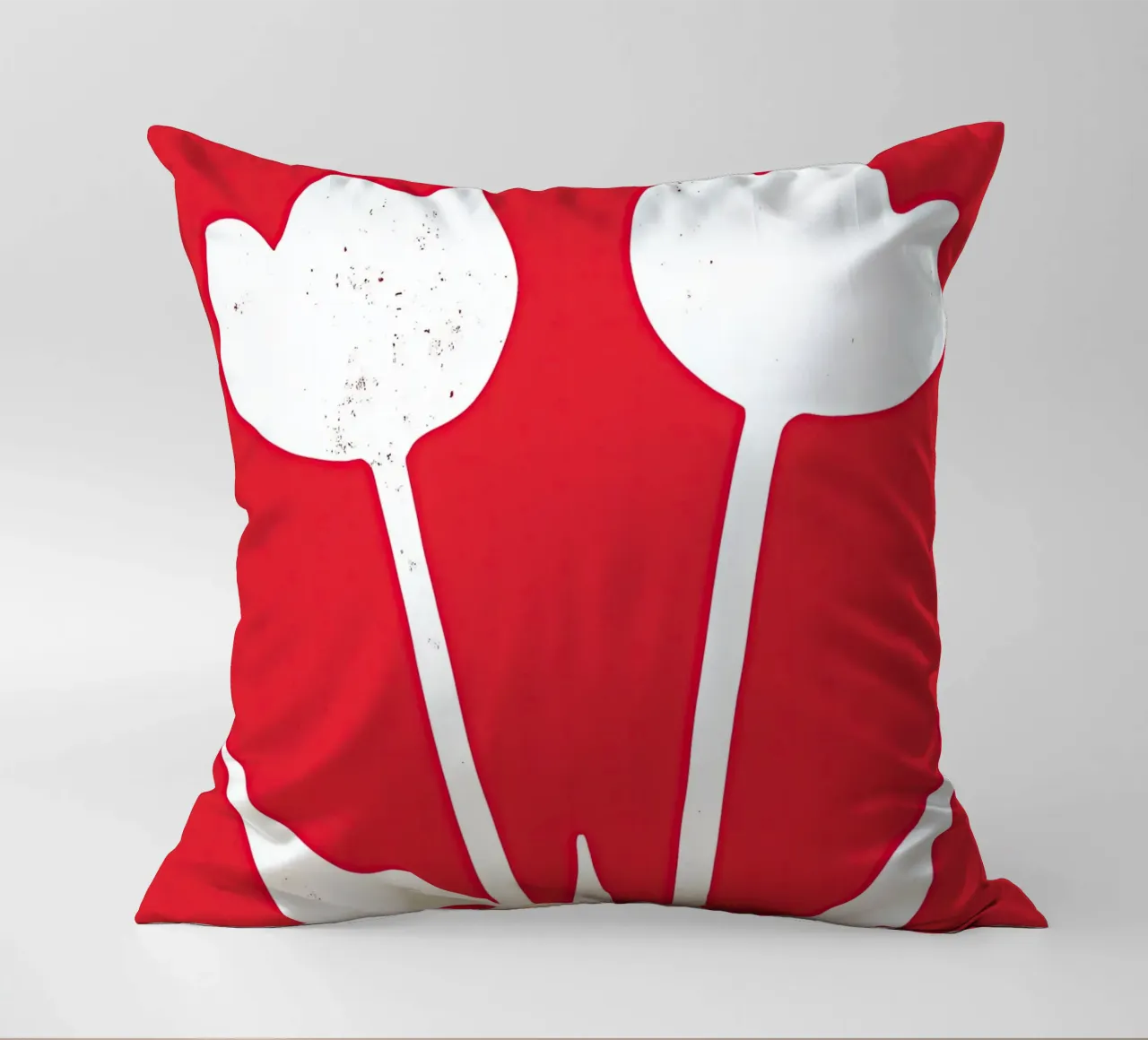 Tulipani bianchi su rosso | Design minimalista cuscino da Autofocus