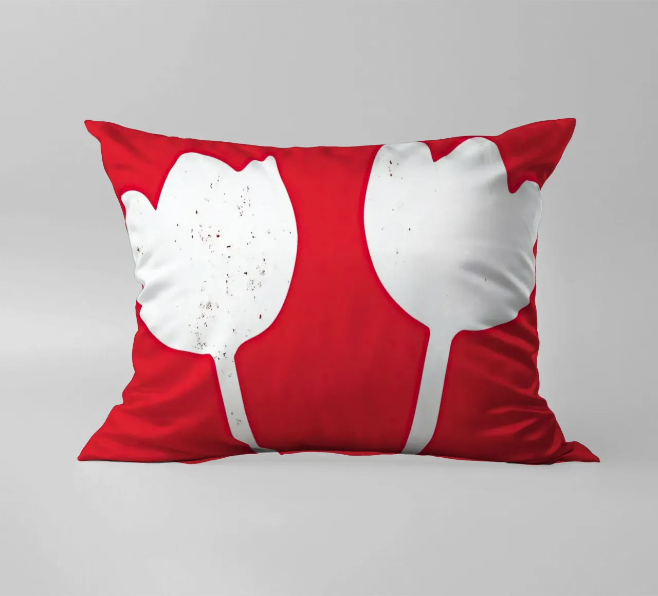 Tulipani bianchi su rosso | Design minimalista cuscino da Autofocus