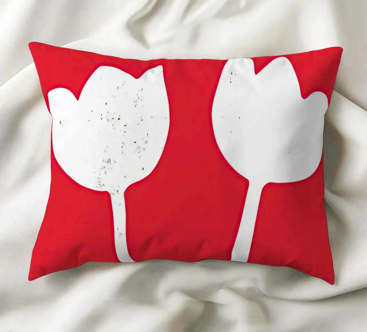 Tulipani bianchi su rosso | Design minimalista cuscino da Autofocus