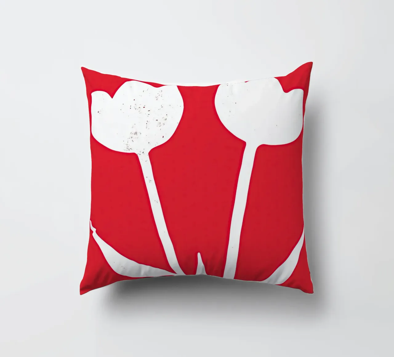Tulipani bianchi su rosso | Design minimalista cuscino da Autofocus
