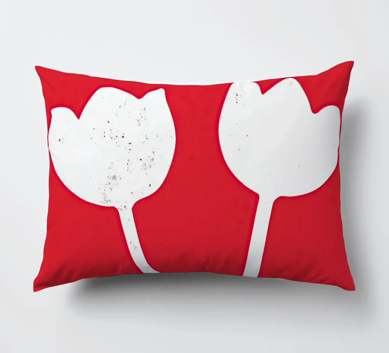 Tulipani bianchi su rosso | Design minimalista cuscino da Autofocus