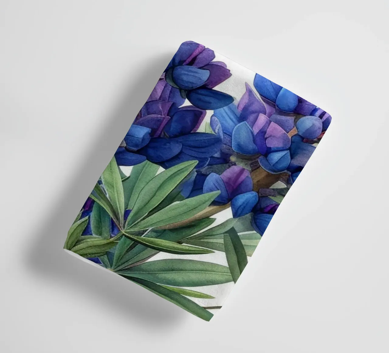 Lupinebloem 1 badhanddoek van Bold Blooms
