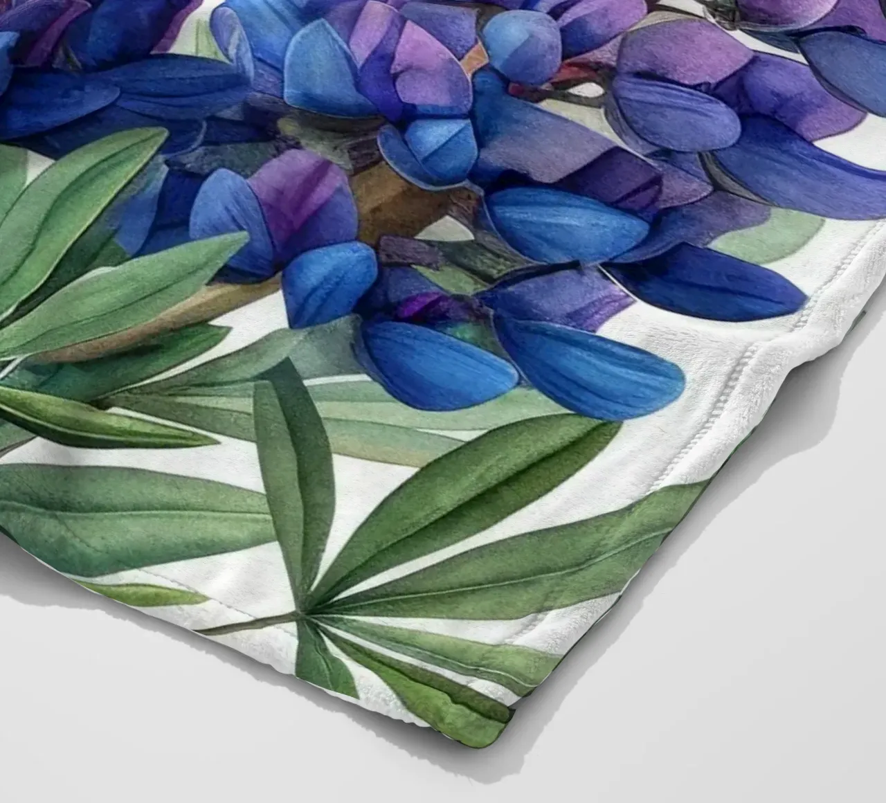 Fiore di lupino 1 coperta in pile da Bold Blooms