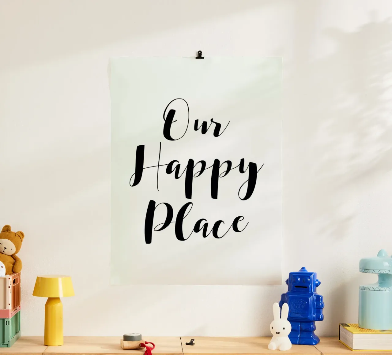 Our Happy Place poster con telaio in legno da Mottos by Sinan Saydik