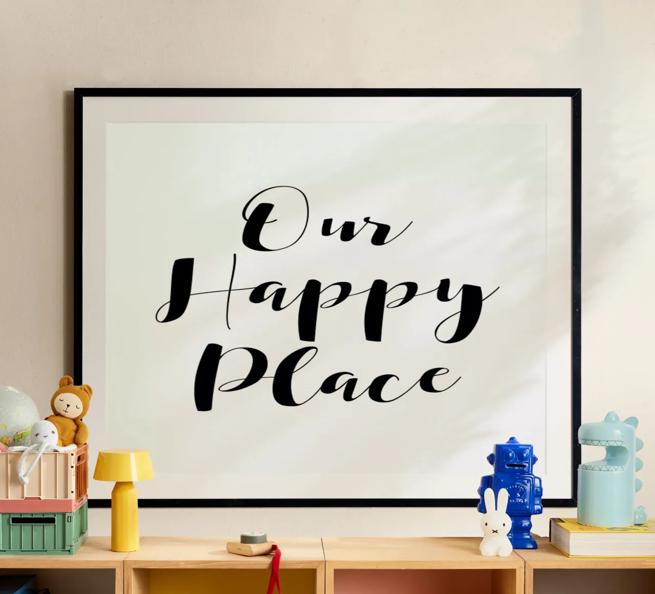 Our Happy Place poster con telaio in legno da Mottos by Sinan Saydik