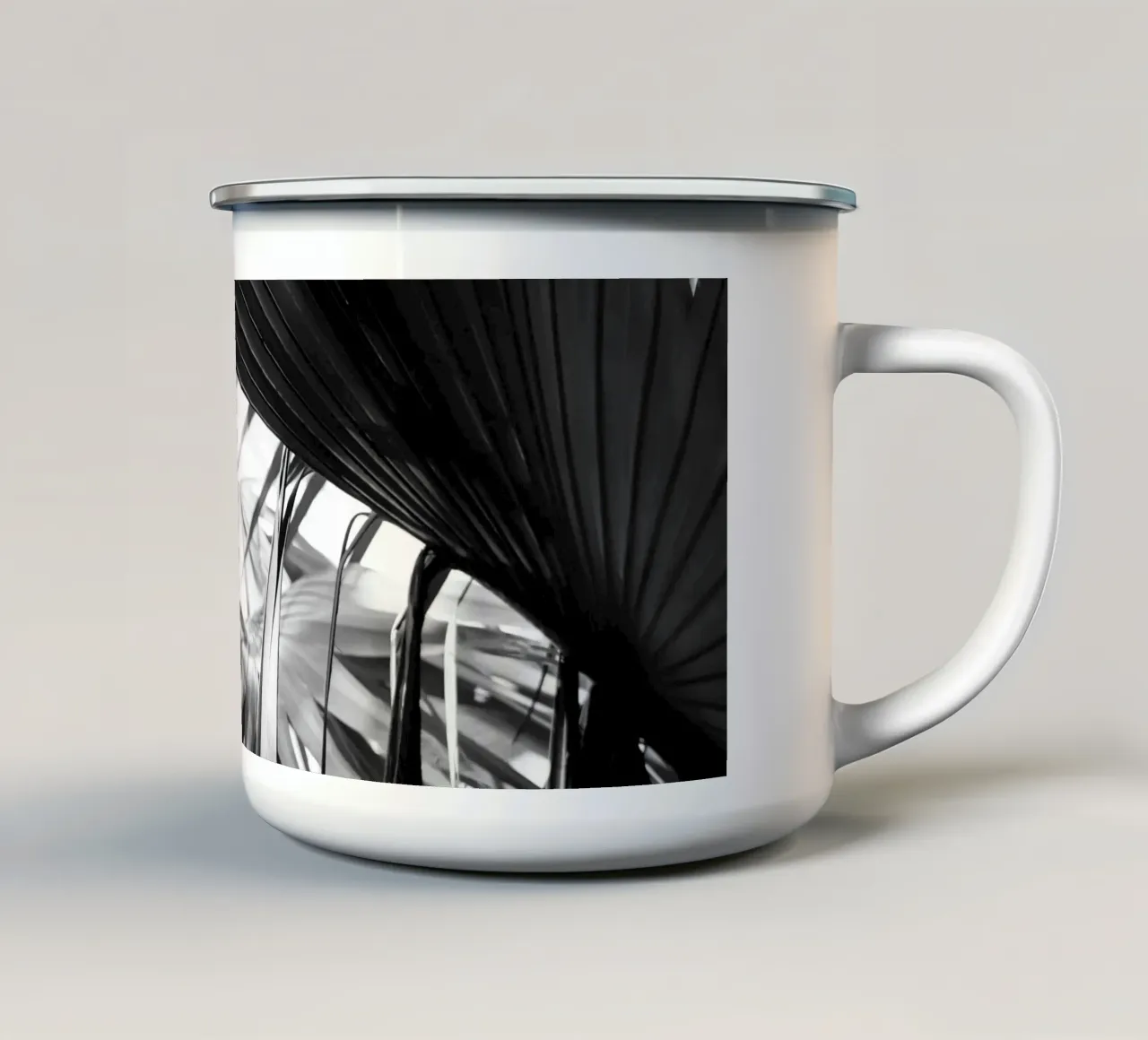 Black and White Palms Leaves tazza in smalto da Léa Lefebvre Photography