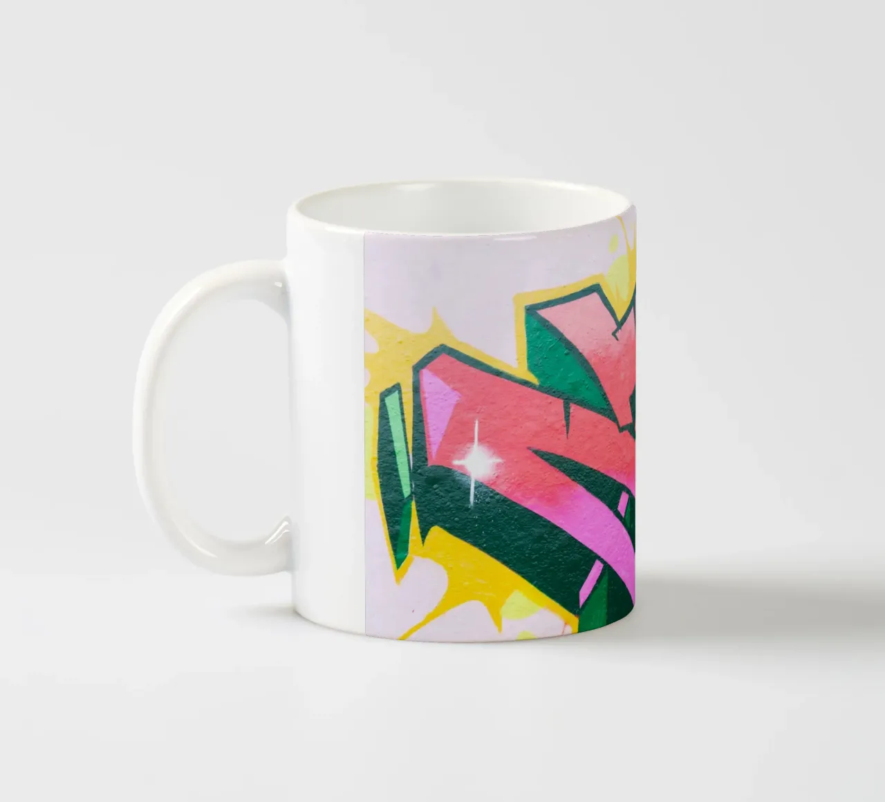Graffiti Style E tazza in ceramica da Jonas Klein