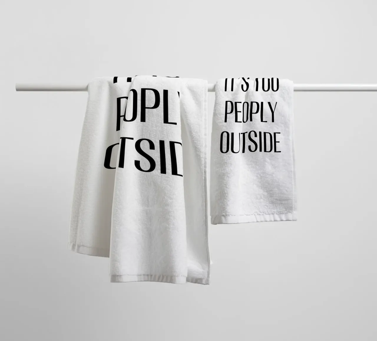 It's too peoply outside asciugamano da bagno da Typo Designs