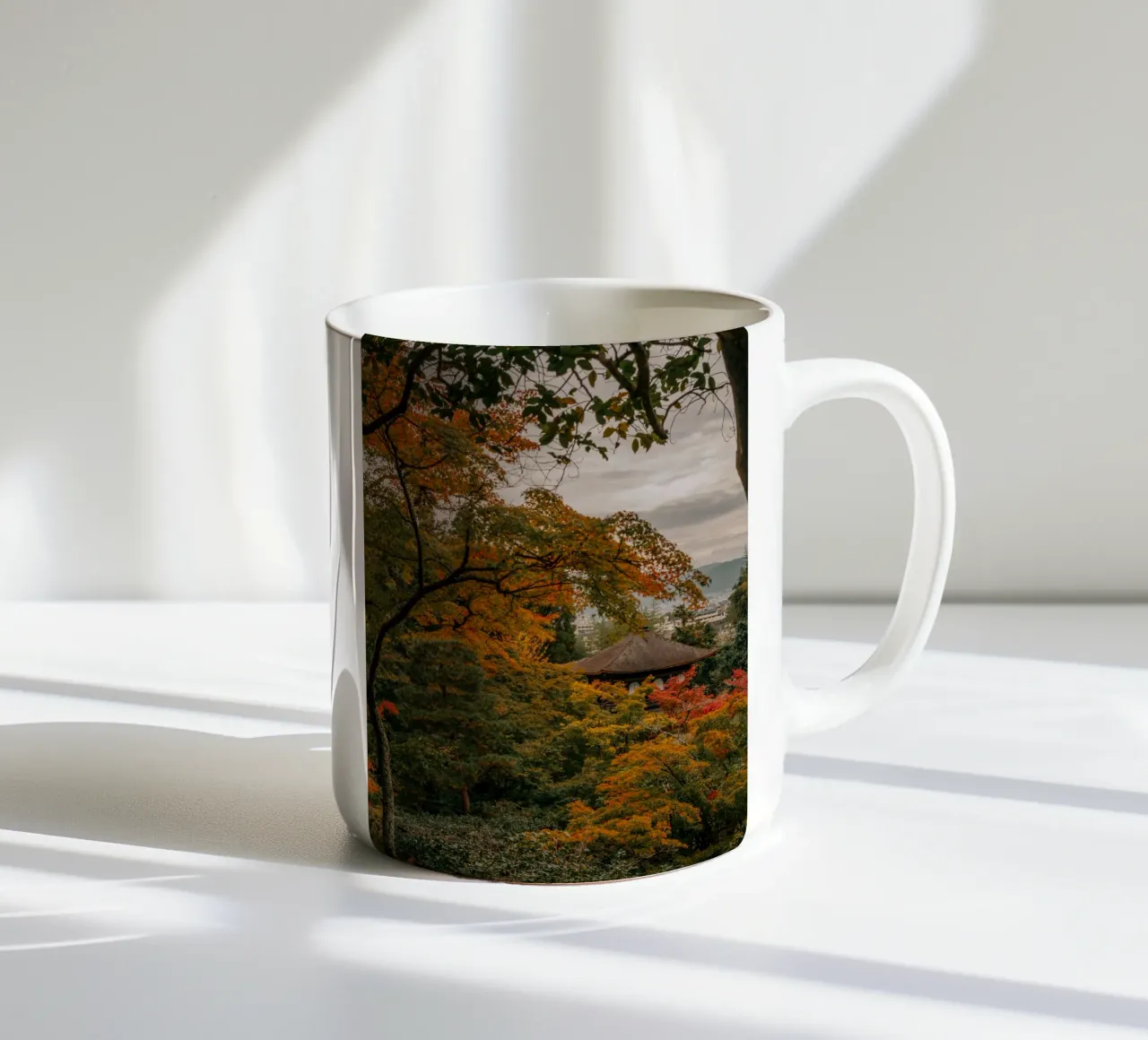 Tempio d'autunno a Kyoto, Giappone tazza in ceramica da Marcel Bisig