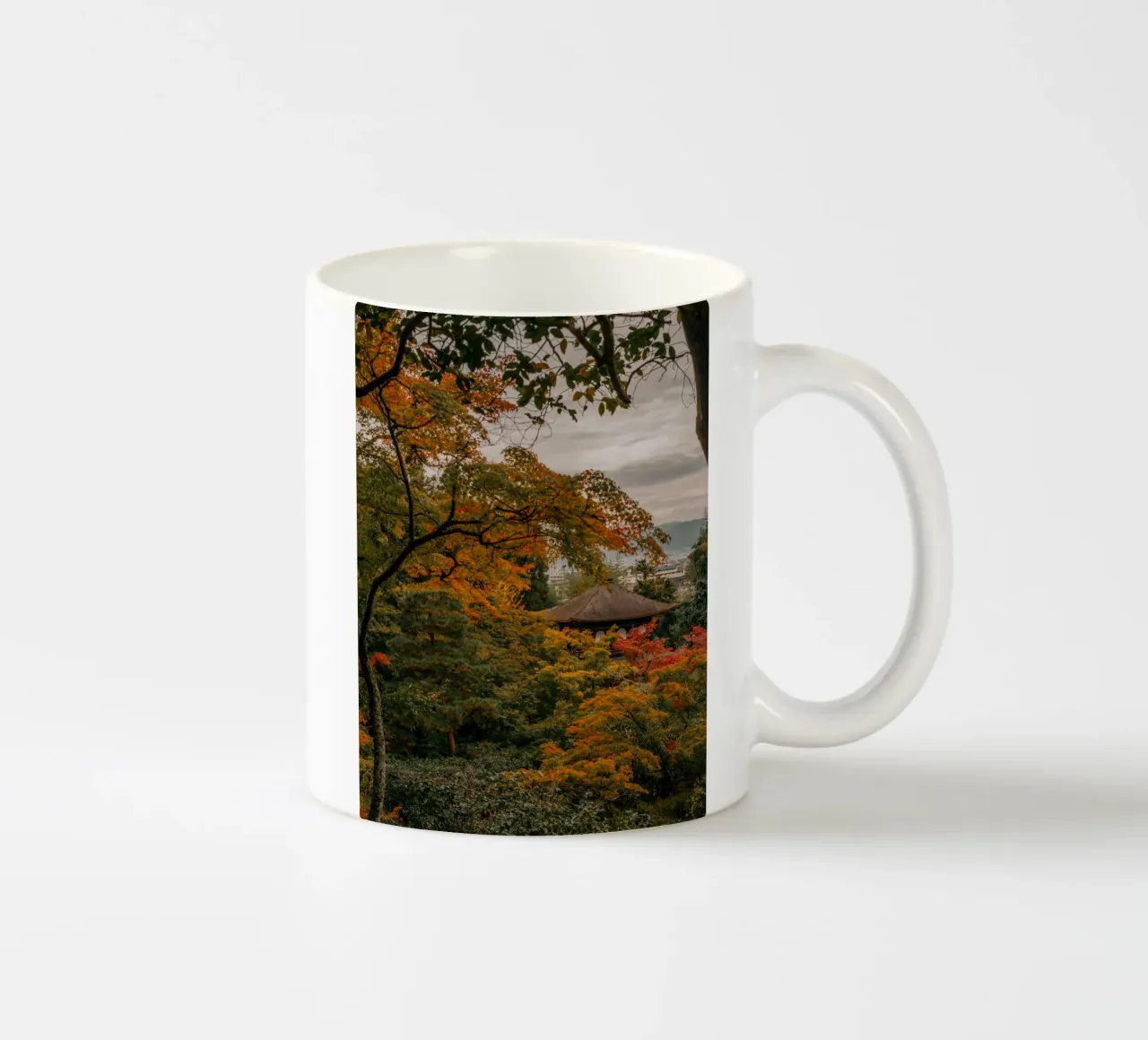 Tempio d'autunno a Kyoto, Giappone tazza in ceramica da Marcel Bisig