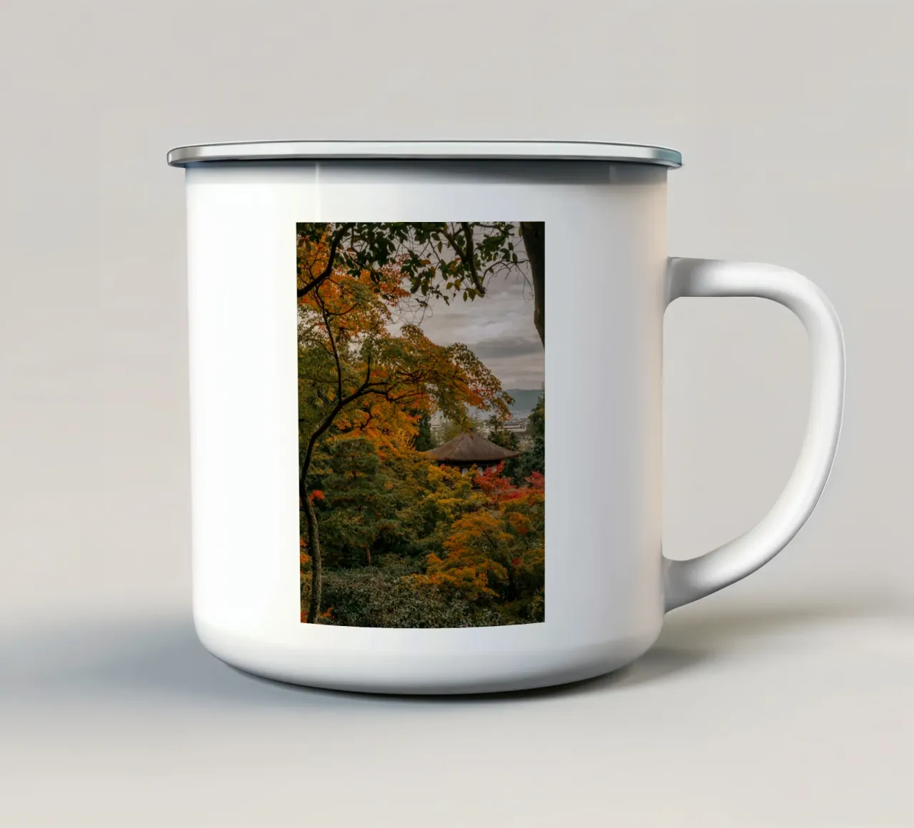 Tempio d'autunno a Kyoto, Giappone tazza in smalto da Marcel Bisig