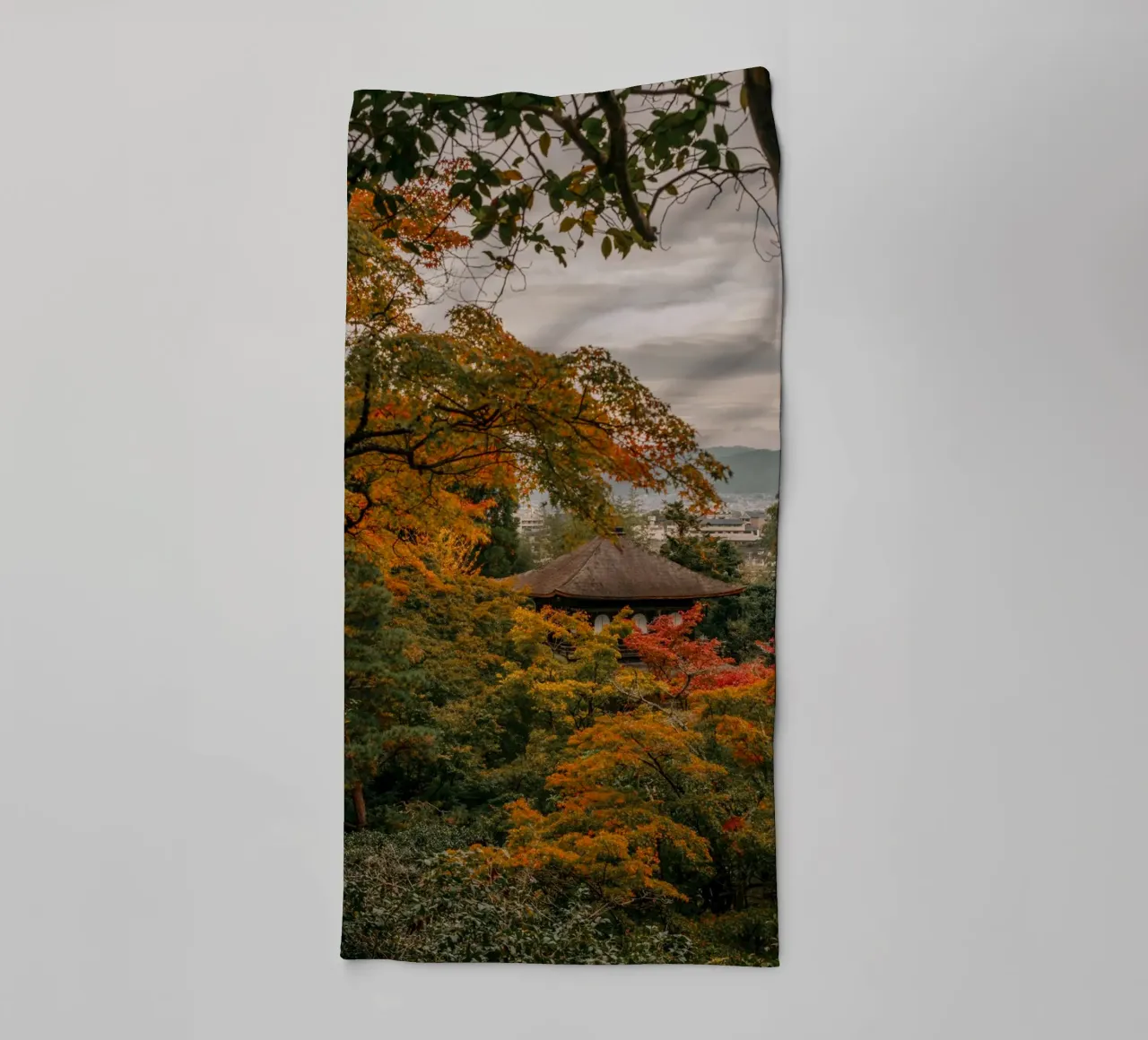 Tempio d'autunno a Kyoto, Giappone asciugamano da bagno da Marcel Bisig