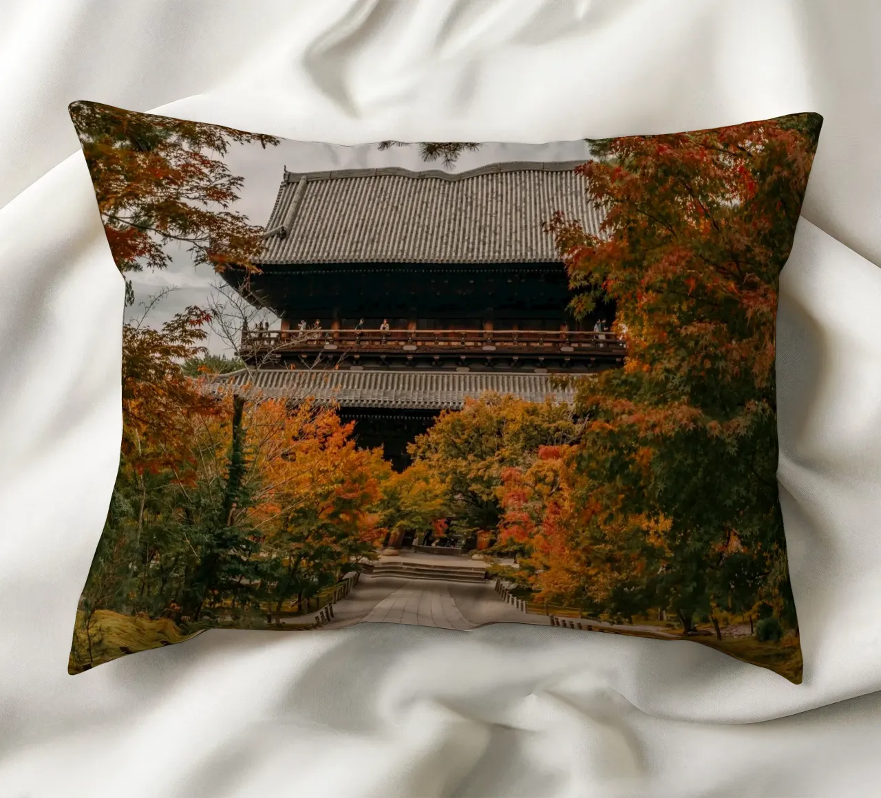 Tempio d'autunno a Kyoto, Giappone cuscino da Marcel Bisig