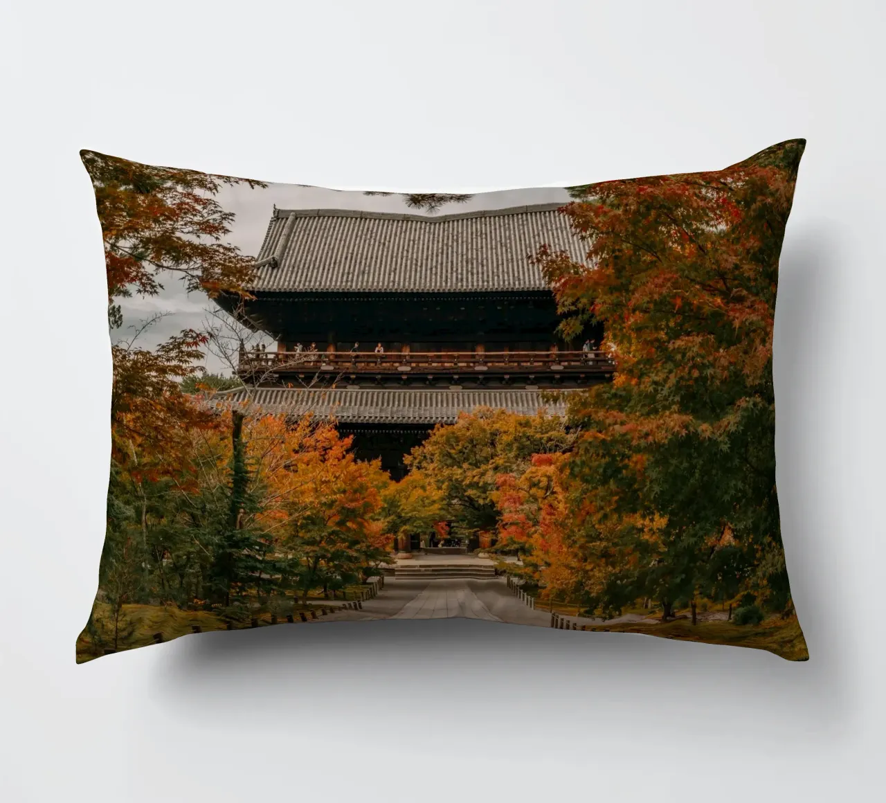 Tempio d'autunno a Kyoto, Giappone cuscino da Marcel Bisig