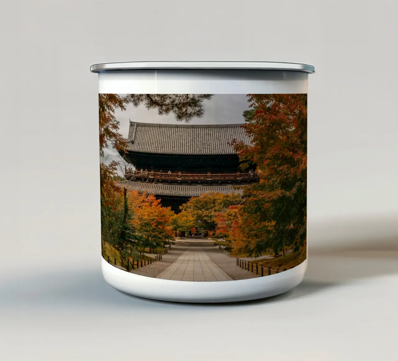 Tempio d'autunno a Kyoto, Giappone tazza in smalto da Marcel Bisig