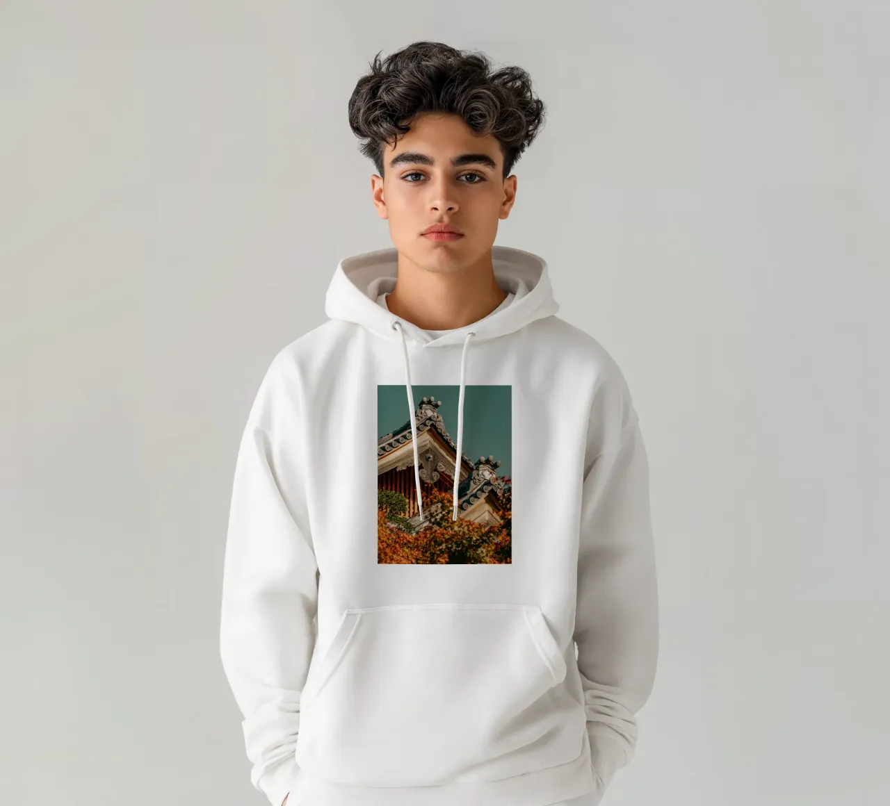 Tetti giapponesi a tempio in autunno felpa con cappuccio da Marcel Bisig