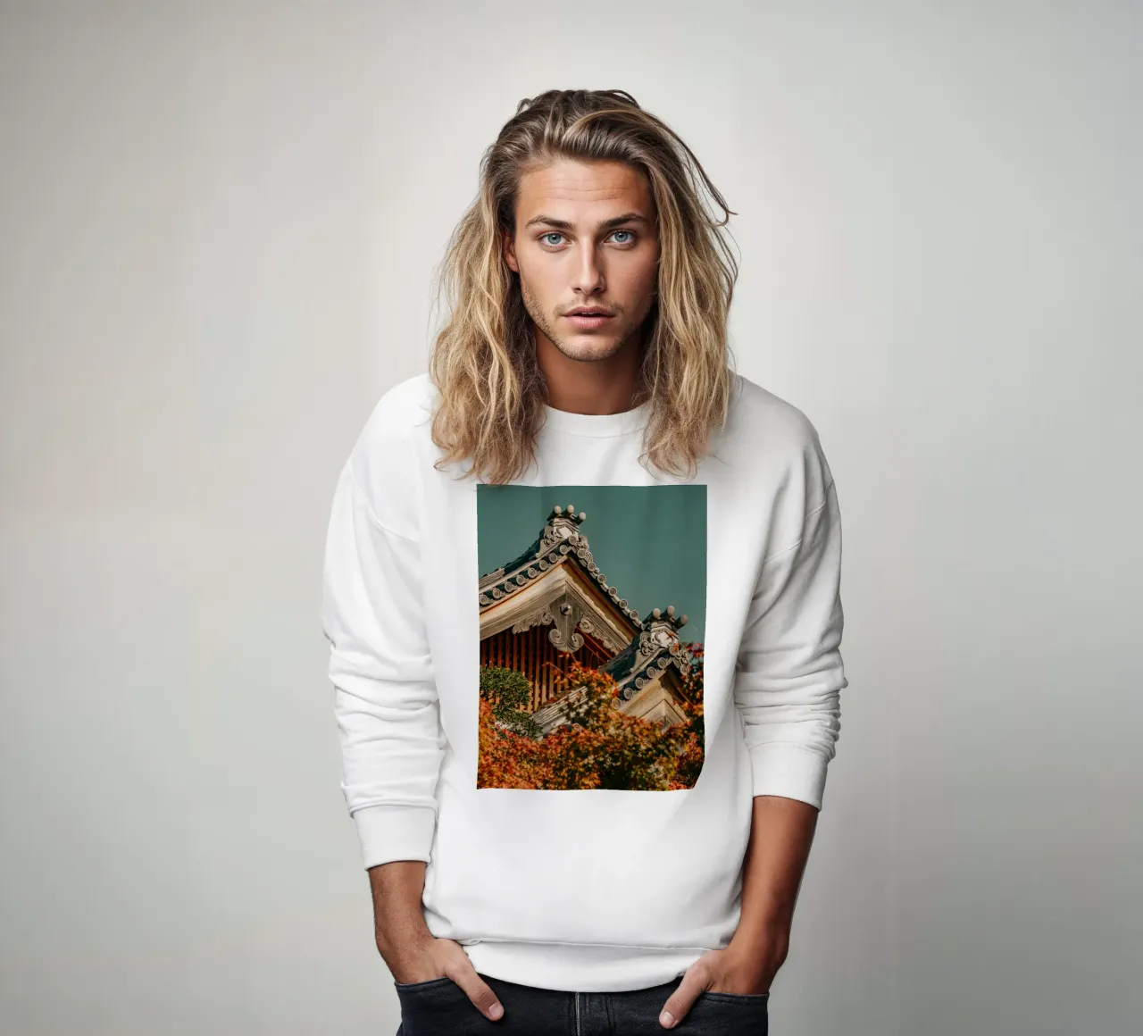 Japanische Tempeldächer im Herbst Sweatshirt von Marcel Bisig