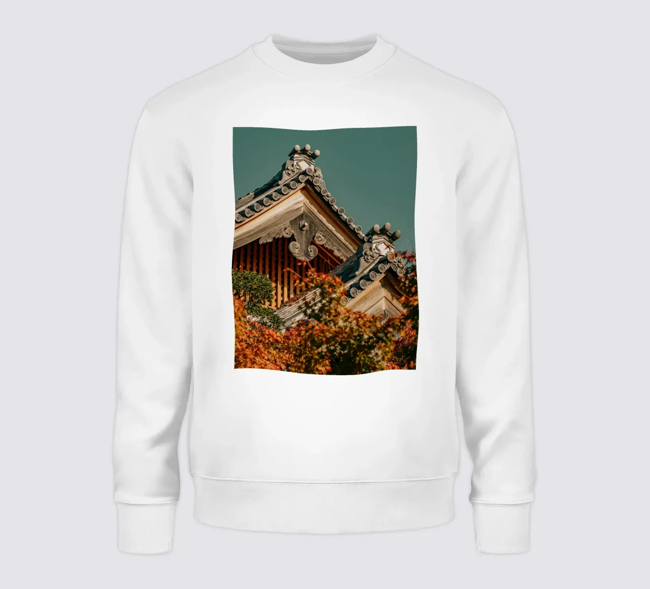Japanische Tempeldächer im Herbst Sweatshirt von Marcel Bisig