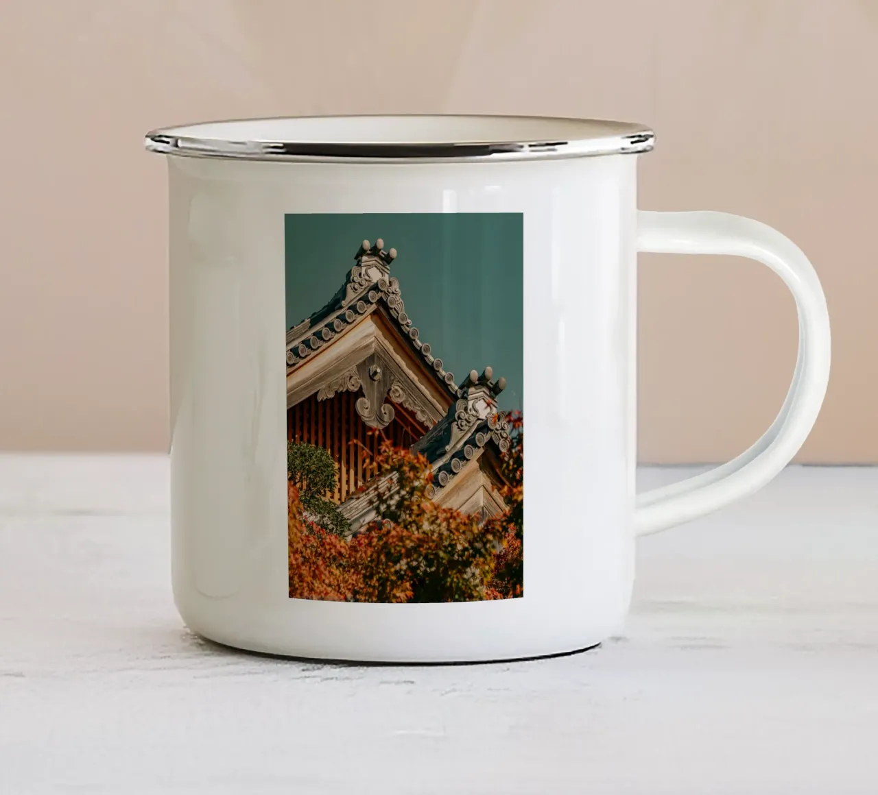 Tetti giapponesi a tempio in autunno tazza in smalto da Marcel Bisig