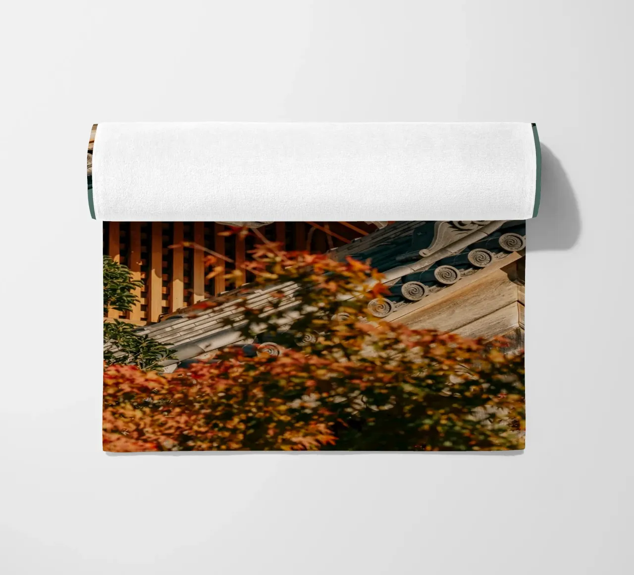 Tetti giapponesi a tempio in autunno telo mare da Marcel Bisig