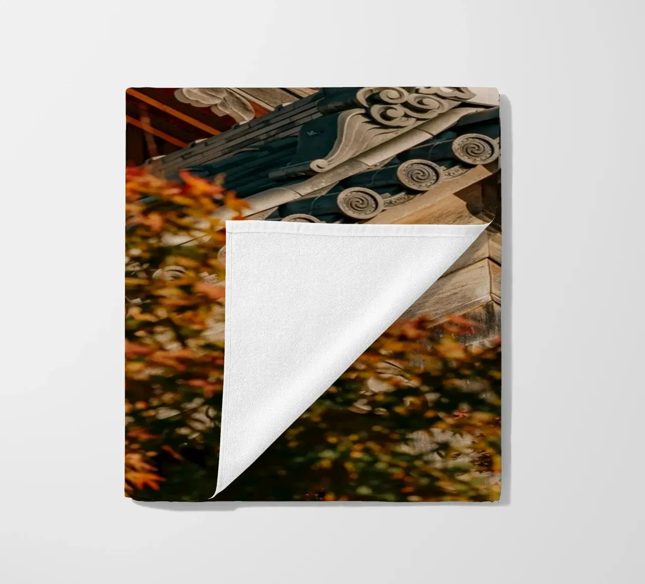 Tetti giapponesi a tempio in autunno telo mare da Marcel Bisig