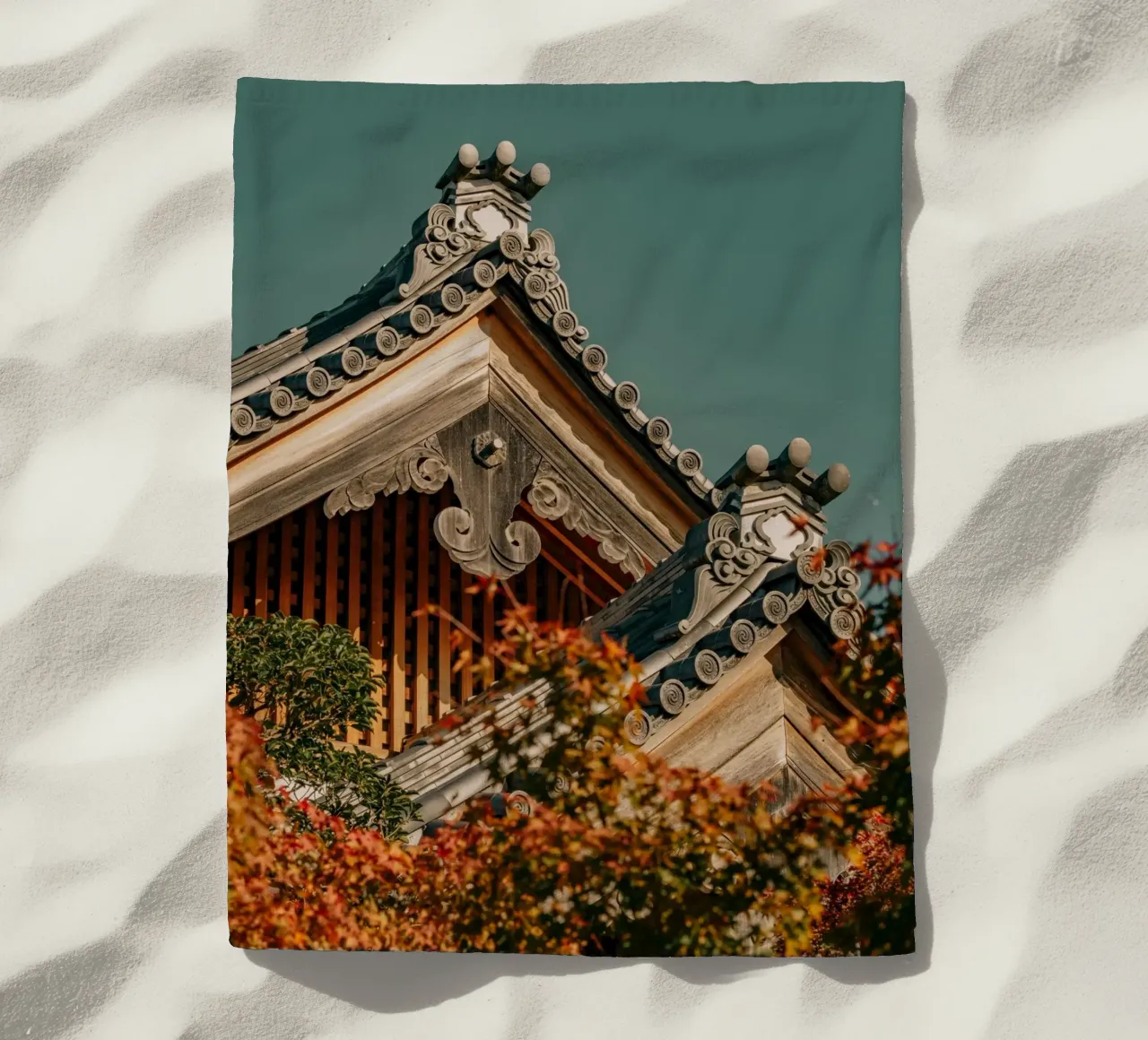 Tetti giapponesi a tempio in autunno telo mare da Marcel Bisig