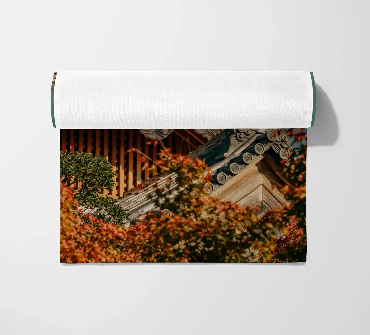 Tetti giapponesi a tempio in autunno telo mare da Marcel Bisig