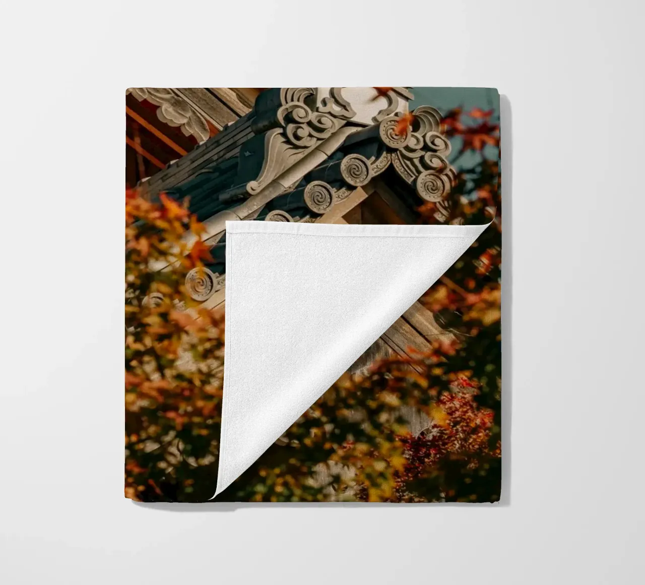 Tetti giapponesi a tempio in autunno telo mare da Marcel Bisig